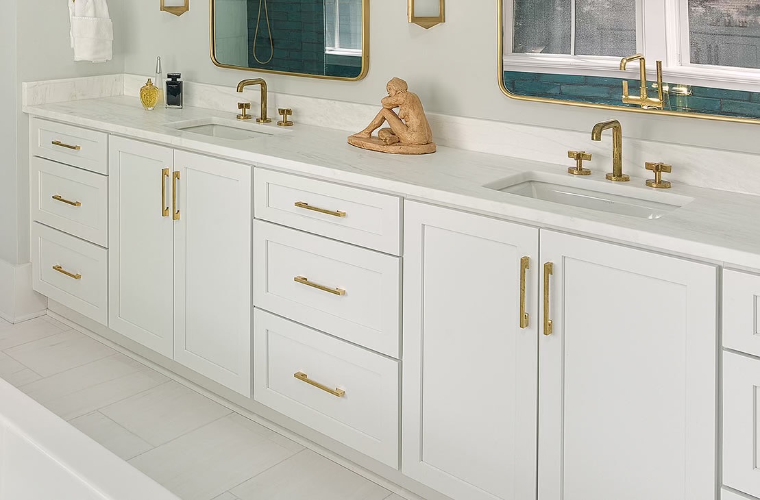 Colonial Bronze bathroom fixtures